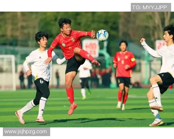 足球男生帅气风采展现青春活力与运动魅力的完美结合